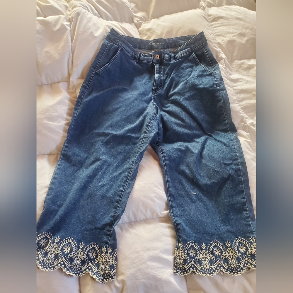Embroidered Blue Cropped Jeans